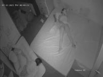 黑客破解傢庭攝像頭偷拍❤️奇葩夫妻各自弄，性欲高漲再做愛小孩就在一旁躺著
